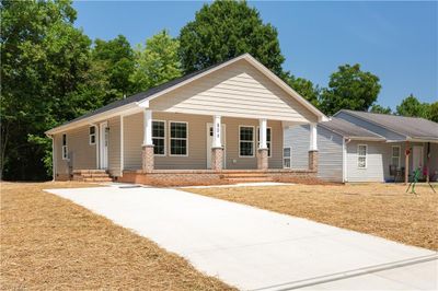 806 Oak Street, House other with 3 bedrooms, 2 bathrooms and null parking in Greensboro NC | Image 2