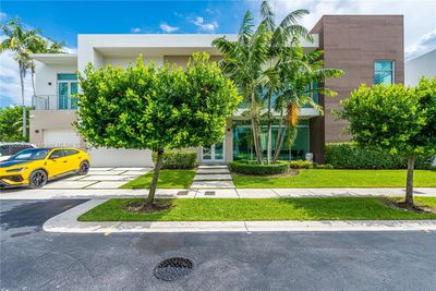 10498 Nw 67th Ter, House other with 5 bedrooms, 6 bathrooms and null parking in Doral FL | Image 2