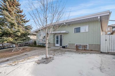 912 Moodie Rd Ne, House detached with 4 bedrooms, 1 bathrooms and 2 parking in Calgary AB | Image 1