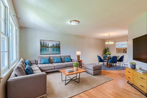 11 Hudson Bluff Dr, Marlboro, NY, 12542-5300 | Card Image