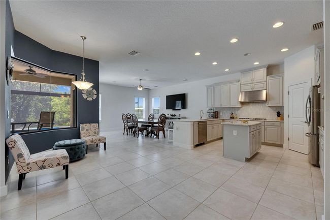 Kitchen and seating area | Image 13