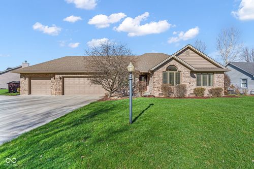 825 Robin Wood Pl, Greencastle, IN, 46135-1492 | Card Image