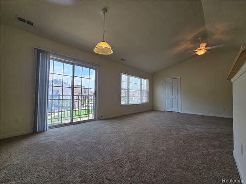 27640 Hidden Oaks Dr, BROWNSTOWN TWP, MI, 48183-2861 | Card Image