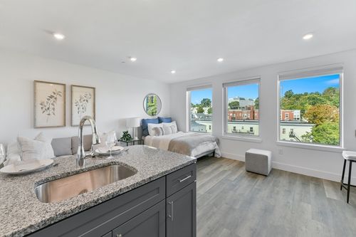 ph-703-585 Essex St, Lynn, MA, 01901-1061 | Card Image