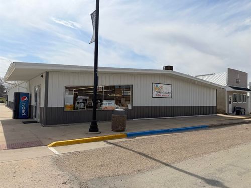 100 W Main St, Fredericksburg, IA, 50630-7704 | Card Image