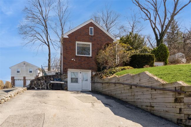 Long driveway is provide ample parking. | Image 21