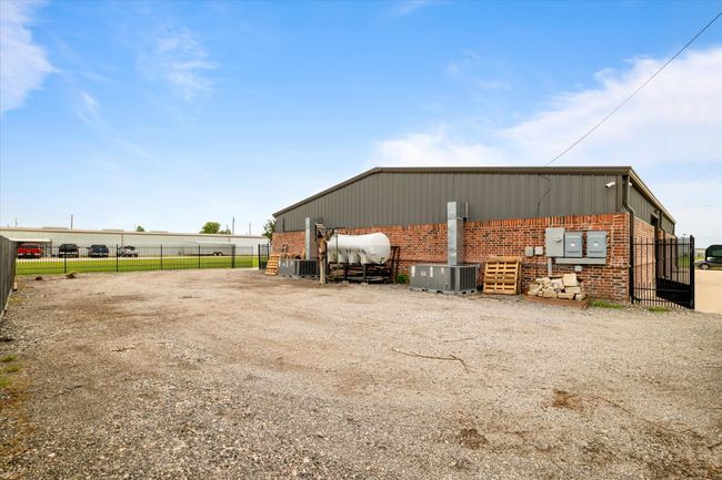 View of outdoor structure | Image 4