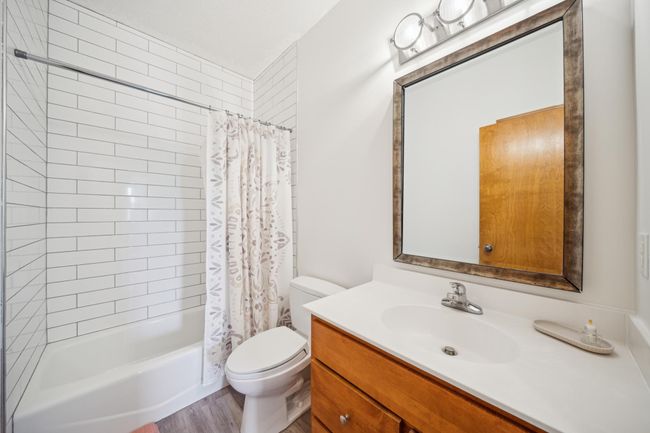 Upper level full bath | Image 27