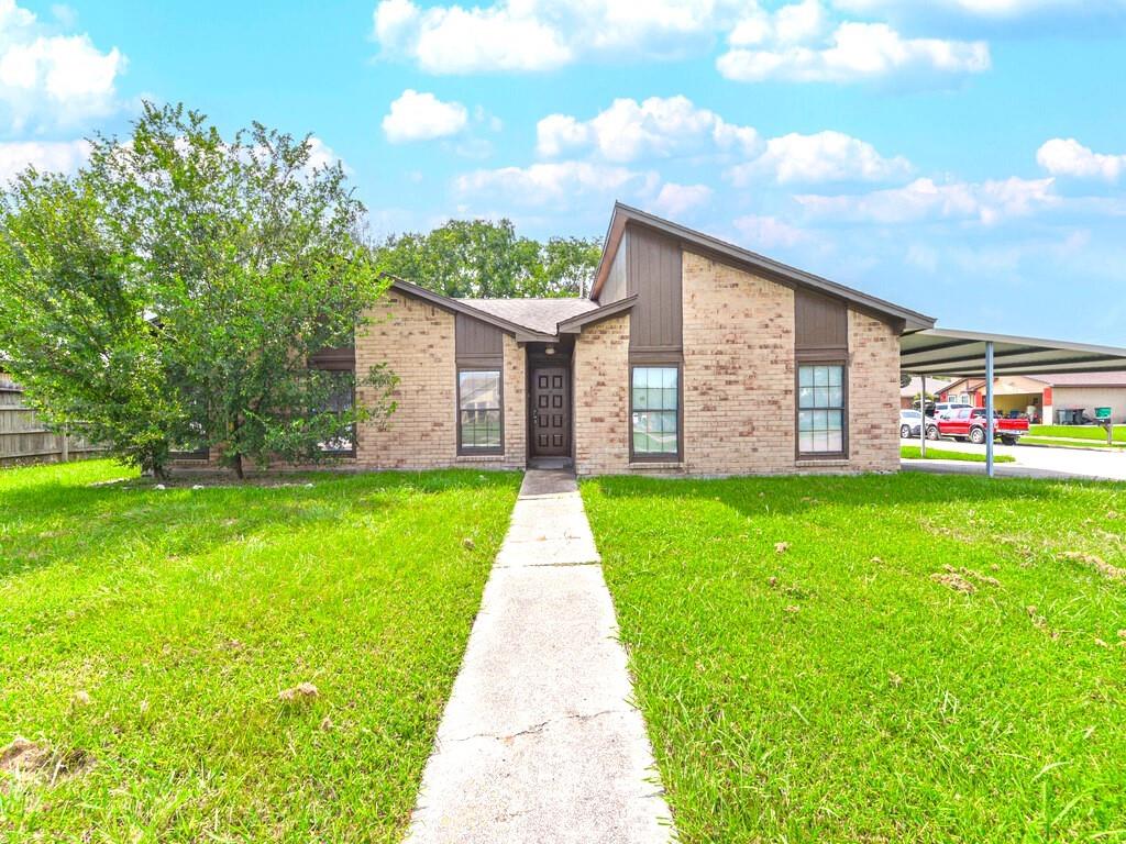 Cinnamon Ln, Baytown, TX 77521