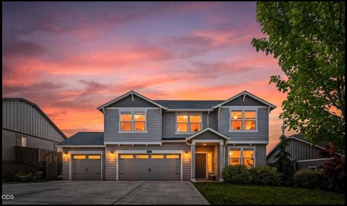 4594 Sw Volcano View Way, Redmond, OR, 97756-7275 | Card Image