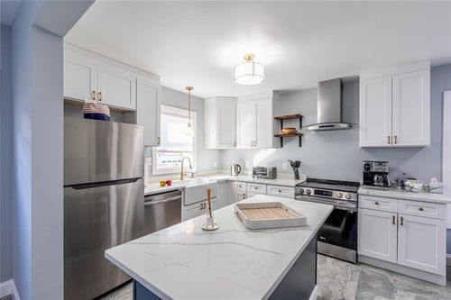 18 Hall Ave, Newport, RI, 02840-2141 | Card Image