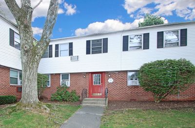 APT-2 - 15 Fairview Drive, Condo with 2 bedrooms, 1 bathrooms and 1 parking in Danbury CT | Image 2