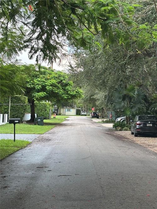 b-6102 Sw 58th St, South Miami, FL, 33143-2217 | Card Image