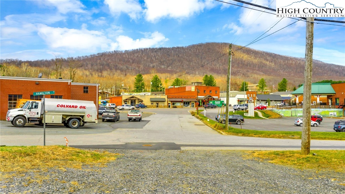 Land in West Jefferson