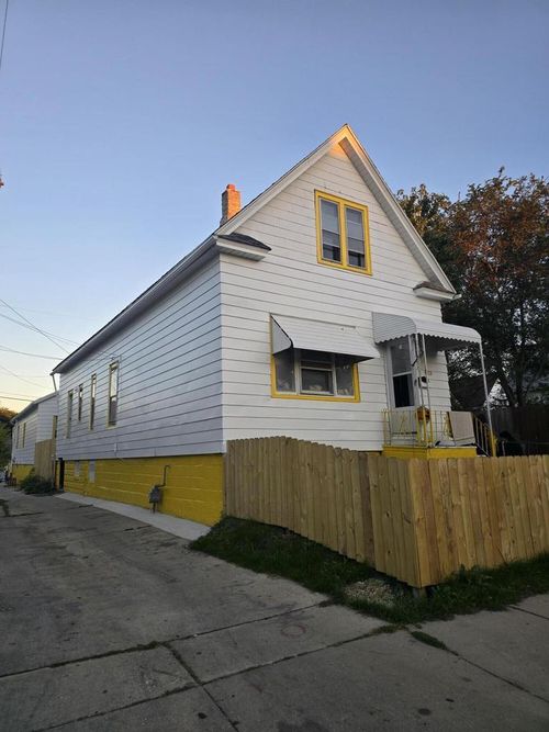 1518 S 15th Pl, Milwaukee, WI, 53204-2758 | Card Image