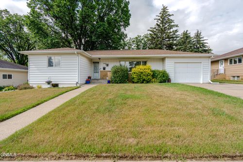 228 E Owens Ave, Bismarck, ND, 58501-1712 | Card Image