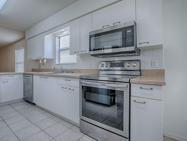 32708 Westwood Loop, House other with 2 bedrooms, 2 bathrooms and null parking in LEESBURG FL | Image 8