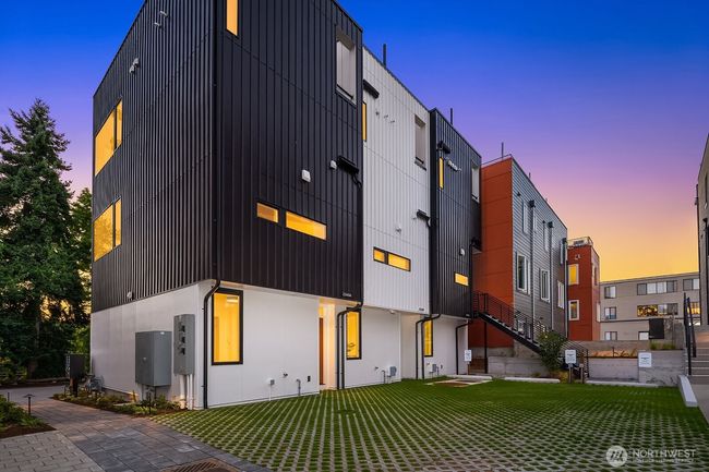 B - 2236 Fairview Ave E, Townhouse with 3 bedrooms, 4 bathrooms and null parking in Seattle WA | Image 22