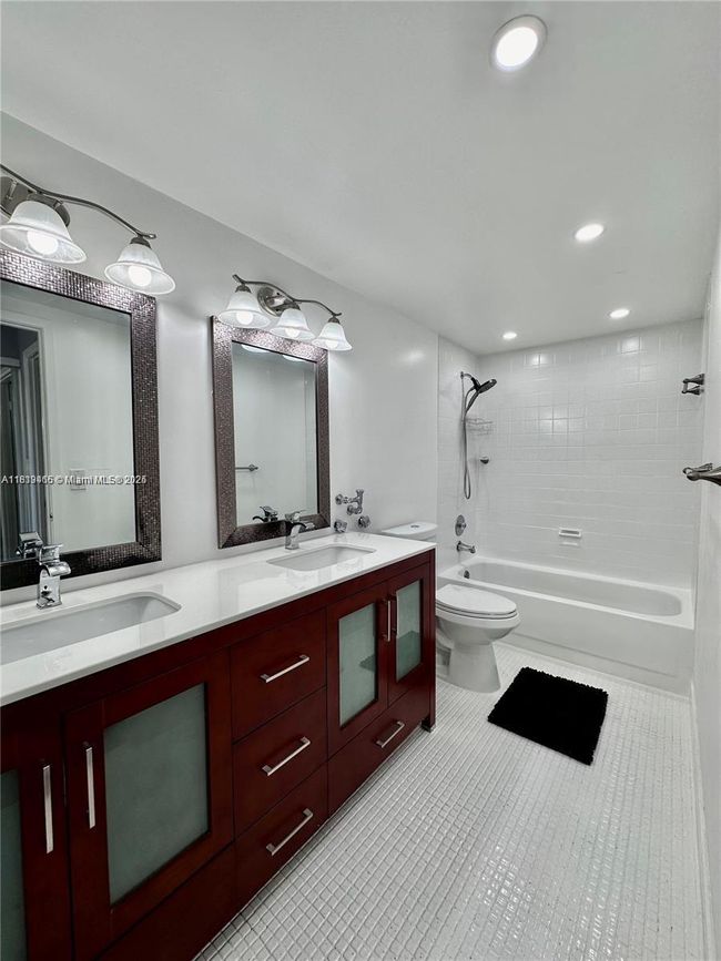 APT-1215 - 2500 Parkview Dr, Condo with 2 bedrooms, 2 bathrooms and null parking in Hallandale Beach FL | Image 8