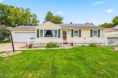 1016 Treelane Dr, Ashtabula, OH, 44004-2243 | Card Image