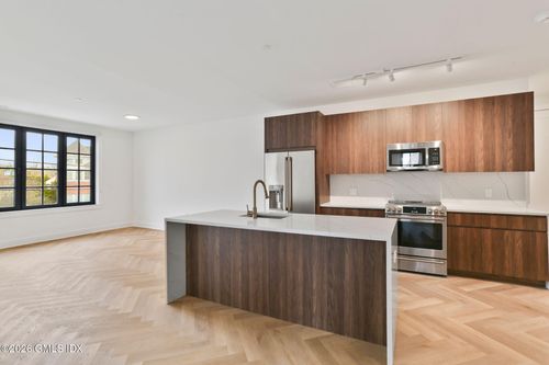 211-100 E Putnam Ave, Cos Cob, CT, 06807-2608 | Card Image