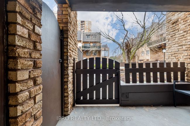 61 - 130 Ling Rd, Condo with 4 bedrooms, 2 bathrooms and 1 parking in Toronto ON | Image 8