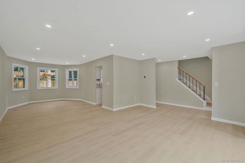 15 Bellaire Dr, Ridge, NY, 11961-2301 | Card Image