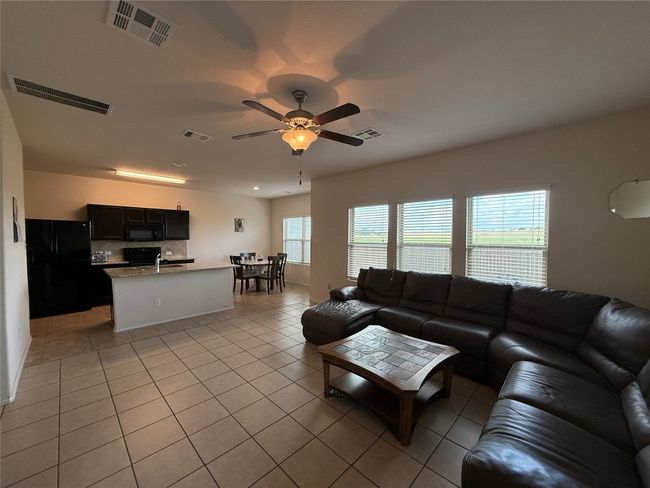 37E - 352 Circle Way, House other with 3 bedrooms, 3 bathrooms and 2 parking in Jarrell TX | Image 4