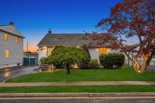 31 Indiana St, Hicksville, NY, 11801-2541 | Card Image