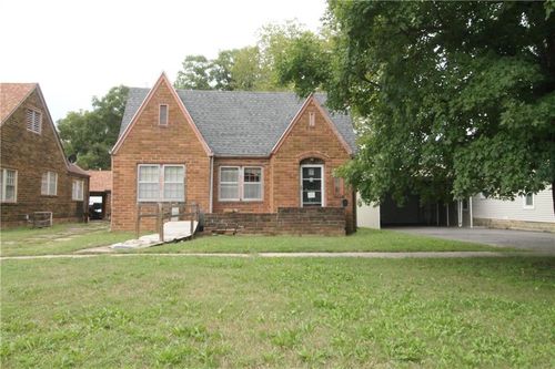 213 S 12th St, Independence, KS, 67301-3629 | Card Image