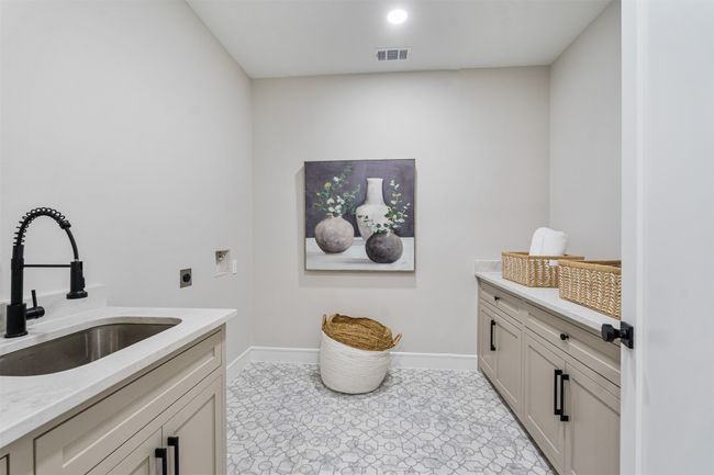 Sink with abundant storage | Image 12