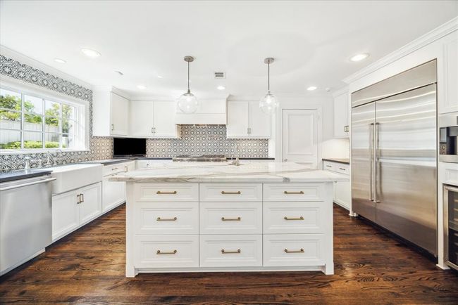 2129 Brentwood Dr, House other with 3 bedrooms, 5 bathrooms and 2 parking in Houston TX | Image 17