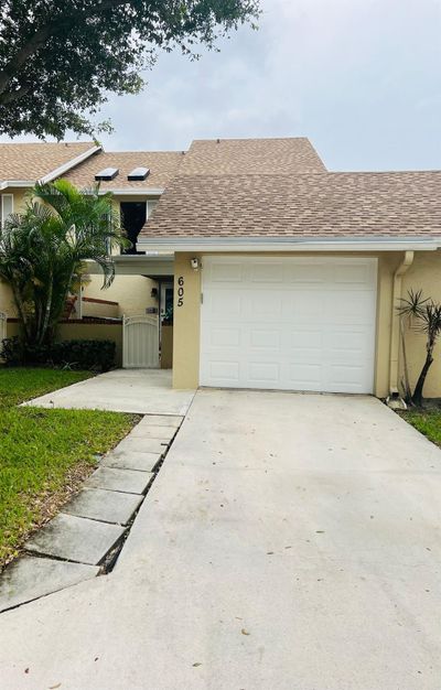 605 Maplewood Drive, Townhouse with 2 bedrooms, 1 bathrooms and null parking in Greenacres FL | Image 2