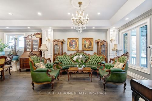 397 Maple Leaf Dr, North York, ON, M6L1P4 | Card Image