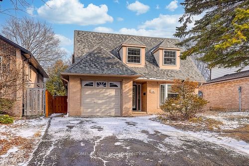 715 Irwin Cres, Newmarket, ON, L3Y5A4 | Card Image