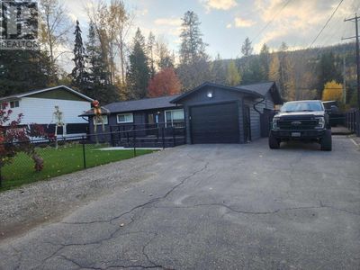 2290 Park Ave, House other with 3 bedrooms, 2 bathrooms and 6 parking in Lumby BC | Image 1