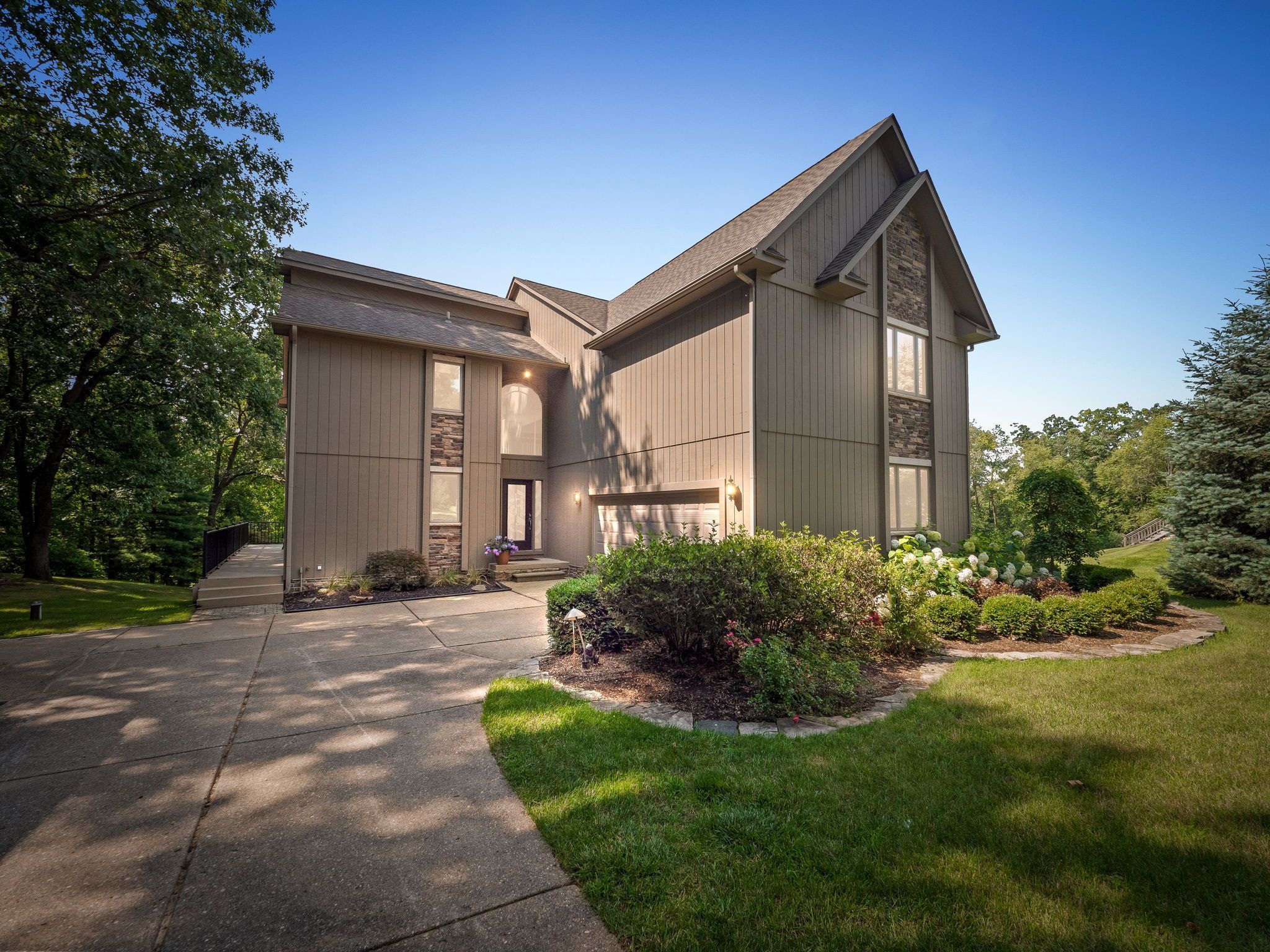 Locust Dr, Oakland, MI 48363