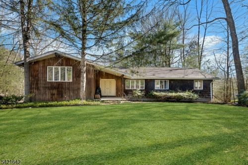 24 Deerhaven Ln, Newfoundland, NJ, 07435-1302 | Card Image