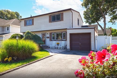 108 Connecticut Avenue, Oyster Bay, NY, 11758 | Card Image