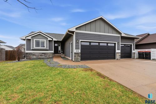 609 Legendary Dr, Harrisburg, SD, 57032-4320 | Card Image