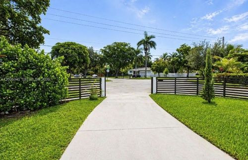 795 Ne 146th St, North Miami, FL, 33161-2362 | Card Image