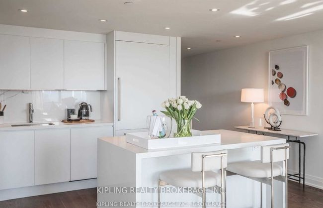 604 - 101 St Clair Ave W, Condo with 3 bedrooms, 2 bathrooms and null parking in Toronto ON | Image 4