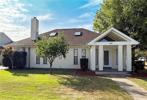 501 Carmenere Dr, Kenner, LA, 70065-1152 | Card Image
