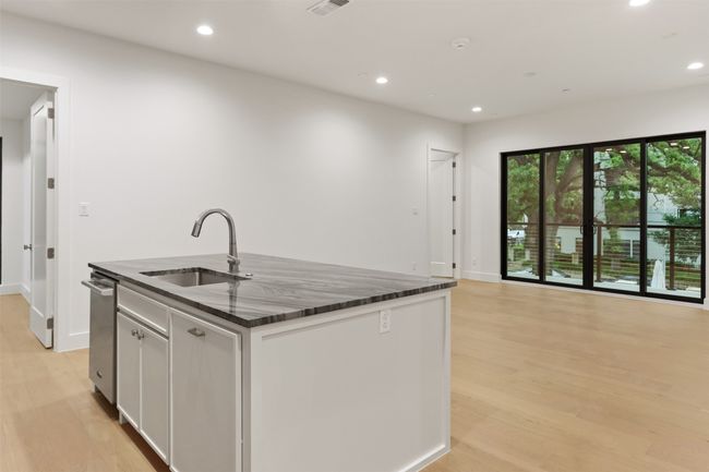Eat-in Kitchen | Image 12