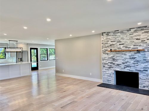 188 Sequams Lane Ctr, West Islip, NY, 11795-4530 | Card Image