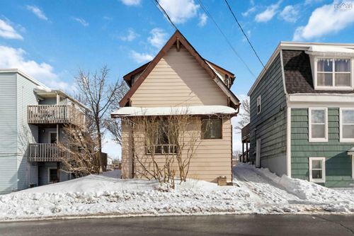 102 King St, Dartmouth, NS, B2Y2S1 | Card Image