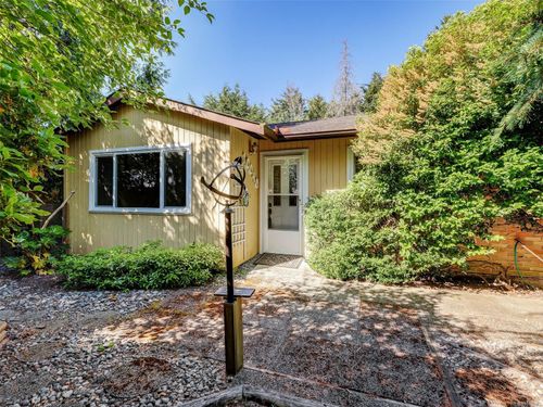 10040 Wisteria Pl, Sidney, BC, V8L4E7 | Card Image