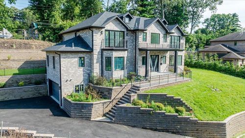 34 Woodland Pl, Great Neck, NY, 11021-1027 | Card Image