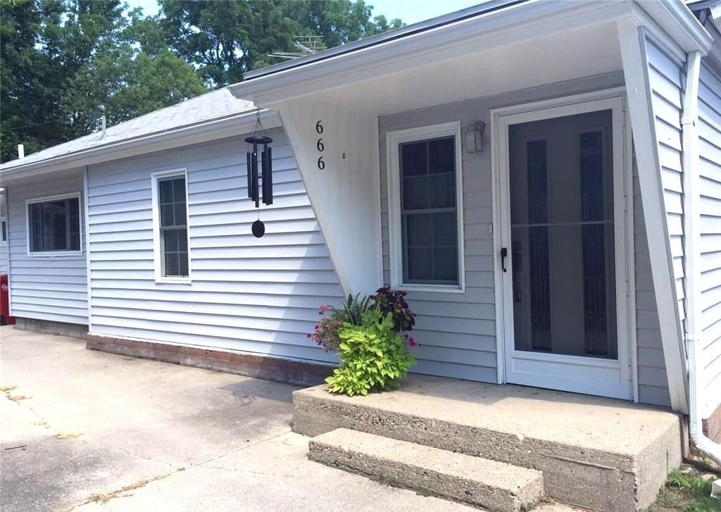 Winding Dr, Waterford, MI 48328