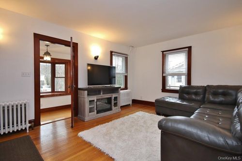 195 Rockledge Ave, Buchanan, NY, 10511-1516 | Card Image